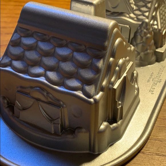 Nordic Ware non-stick Gingerbread/enchanted house - Picture 7 of 16